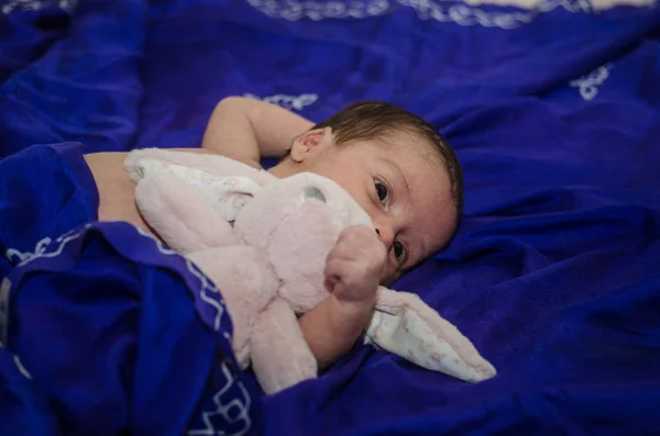 一个美丽的女婴的肖像 可爱的新生儿特写镜头 一个美丽的婴儿的肖像 选择性的焦点 — 图库照片
