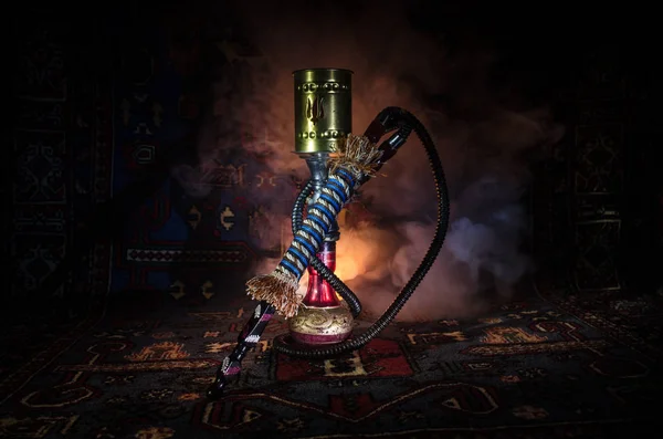 Nargile kömürü nargile kupa siyah arka plan ile. Şık oryantal shisha. Shisha kavramı. Kopya alanı — Stok fotoğraf