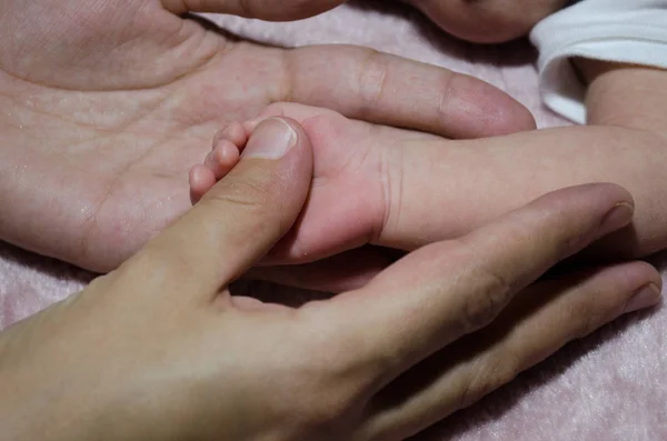 手在妈妈手里的熟睡的宝宝特写镜头 新生宝宝贺卡 选择性聚焦 — 图库照片