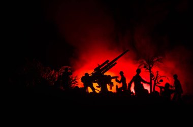 Bir uçaksavar topu ve askeri siluetleri savaş sis gökyüzü arka plan, Dünya Savaşı askerler siluetleri aşağıda bulutlu manzarası gün batımında sahnede mücadele. Saldırı sahne.