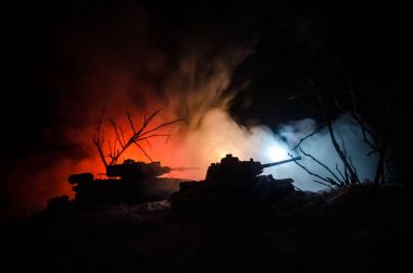 Tank ormandaki çatışma bölgede gece kar altında. Askeri tank silüeti. Savaş askeri kavram fikir