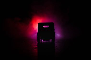 Savaş kavramı. Askeri siluetleri sahne üzerinde savaş sis sky mücadele arka plan, Dünya Savaşı askerler siluetleri bulutlu manzarası, gece aşağıda. Saldırı sahne. Zırhlı araçlar.