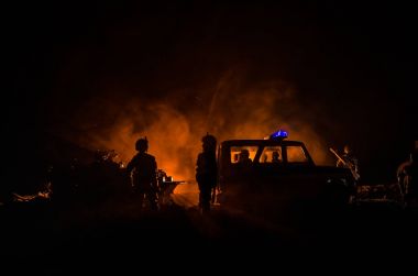 Anti-çevik kuvvet polisi vermek sinyal hazır olmak. Hükümet güç kavramı. Polis içinde hareket. Işık ile karanlık bir arka plan üzerinde duman. Mavi kırmızı yanıp sönen sirenler.