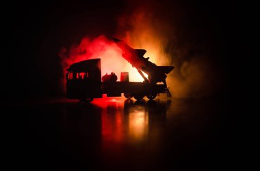Roket fırlatma yangın bulutlu. Savaş sahnesi ile roket füzeleri savaş başlığı amaçlı kasvetli gökyüzüne ile gece. Roket araç savaş artalan üzerinde.