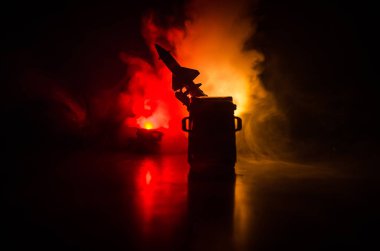 Roket fırlatma yangın bulutlu. Savaş sahnesi ile roket füzeleri savaş başlığı amaçlı kasvetli gökyüzüne ile gece. Roket araç savaş artalan üzerinde.