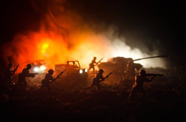 Savaş kavramı. Askeri siluetleri sahne üzerinde savaş sis sky mücadele arka plan, Dünya Savaşı askerler siluetleri bulutlu manzarası, gece aşağıda. Saldırı sahne. Zırhlı araçlar. Seçici odak