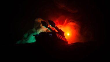 Roket fırlatma yangın bulutlu. Savaş sahnesi ile roket füzeleri savaş başlığı amaçlı kasvetli gökyüzüne ile gece. Roket araç savaş artalan üzerinde.