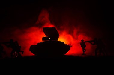 Roket fırlatma yangın bulutlu. Savaş sahnesi ile roket füzeleri savaş başlığı amaçlı kasvetli gökyüzüne ile gece. Asker ve roketler savaş amaç. Turuncu gökyüzü.