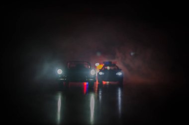 Polis arabası sisli bir arabayı gece takip ediyor. 911 Acil Müdahale Ekibi olay yerine hızla gidiyor.