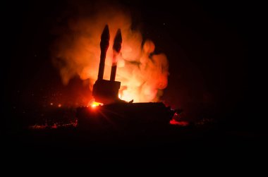 Roket fırlatma yangın bulutlu. Savaş sahnesi ile roket füzeleri savaş başlığı amaçlı kasvetli gökyüzüne ile gece. Roket araç savaş artalan üzerinde.