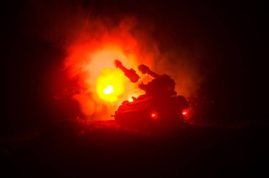 Roket fırlatma yangın bulutlu. Savaş sahnesi ile roket füzeleri savaş başlığı amaçlı kasvetli gökyüzüne ile gece. Roket araç savaş artalan üzerinde.