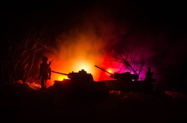 Tank ormandaki çatışma bölgede gece kar altında. Askeri tank silüeti. Savaş askeri kavram fikir