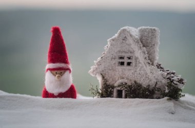 Mutlu Noel baba bebek ağaç ve kar ile Noel zamanında. Açık arka plan bulanık. Noel Baba ve mutlu Noeller modeli şekil oyuncak ufuk doğa arka plan arkasında