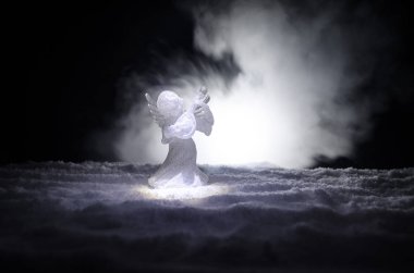 Noel meleği cam xmas şekil ve cam köknar ağacı, yılbaşı ağacı, koyu arka plan üzerinde docorative öğeleri. Noel dekorasyon melek xmas kavramı. Seçici odak