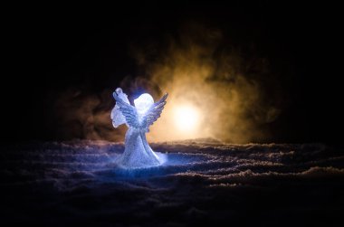 Noel meleği cam xmas şekil ve cam köknar ağacı, yılbaşı ağacı, koyu arka plan üzerinde docorative öğeleri. Noel dekorasyon melek xmas kavramı. Seçici odak