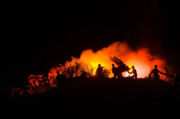 Un cannone antiaereo e silhouette militari scena di combattimento su sfondo cielo nebbia di guerra, Soldati della Guerra Mondiale Silhouettes Below Cloudy Skyline al tramonto. Scena di attacco . — Foto Stock