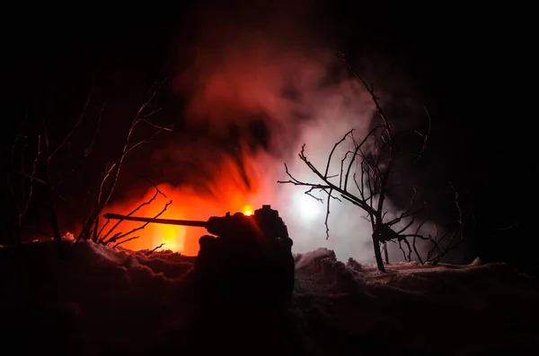 Tanque bajo la nieve por la noche en el bosque en la zona de conflicto. Silueta de tanque militar. Concepto militar de guerra idea —  Fotos de Stock