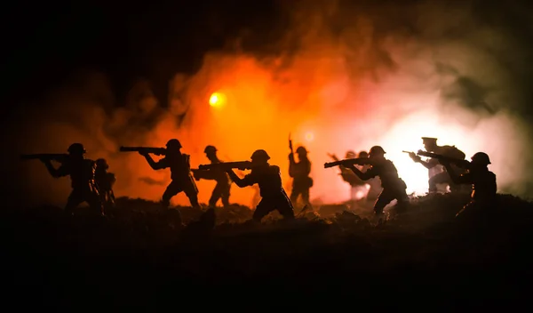 Kriegskonzept. militärische Silhouetten Kampfszene auf Kriegsnebel Himmel Hintergrund, Weltkrieg Soldaten Silhouetten unter bewölkten Skyline in der Nacht. Angriffsszene. Panzerfahrzeuge. Selektiver Fokus — Stockfoto