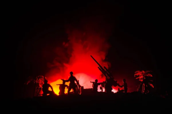 Un cañón antiaéreo y siluetas militares que luchan escena en el fondo del cielo niebla de guerra, Soldados de la Guerra Mundial siluetas debajo del horizonte nublado al atardecer. Escena de ataque . — Foto de Stock