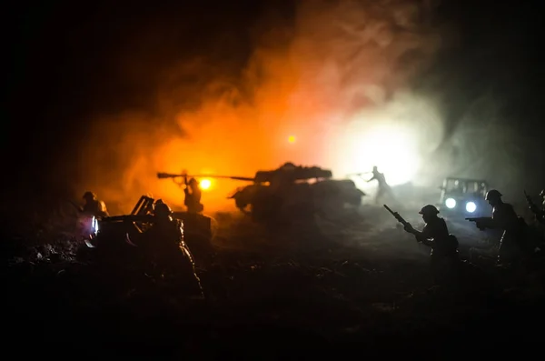 War Concept. Military silhouettes fighting scene on war fog sky background, World War Soldiers Silhouettes Below Cloudy Skyline At night. Attack scene. Armored vehicles. Selective focus — Stock Photo, Image