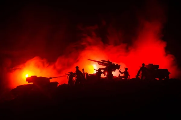 Een kanon van anti-vliegtuigen en militaire silhouetten vechten scène op oorlog mist hemelachtergrond, Wereldoorlog soldaten silhouetten onder bewolkte Skyline bij zonsondergang. Aanval scène. — Stockfoto
