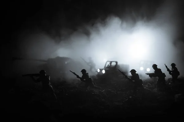 Conceito de Guerra. Silhuetas militares lutando cena no fundo do céu nevoeiro de guerra, Soldados da Guerra Mundial Silhuetas Abaixo Cloudy Skyline À noite. Cena de ataque. Veículos blindados. Foco seletivo — Fotografia de Stock