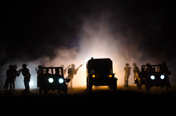 Концепция войны. Военные силуэты боевой сцены на фоне тумана на фоне неба войны, силуэты солдат мировой войны под облачным горизонтом ночью. Сцена нападения. Армейские джипы с солдатами
.