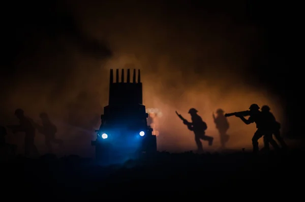 Lanzamiento de cohetes con nubes de fuego. Escena de batalla con misiles cohete con ojiva apuntada al cielo sombrío por la noche. Soldados y cohetes War Backgound. Cielo naranja . — Foto de Stock