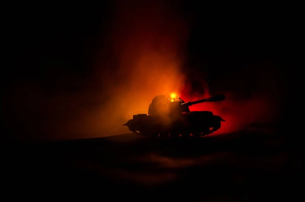 Concepto de guerra. Siluetas militares peleando escena en el fondo del cielo niebla de guerra, tanque alemán en acción Debajo del horizonte nublado Por la noche. Escena de ataque. Vehículos blindados . —  Fotos de Stock