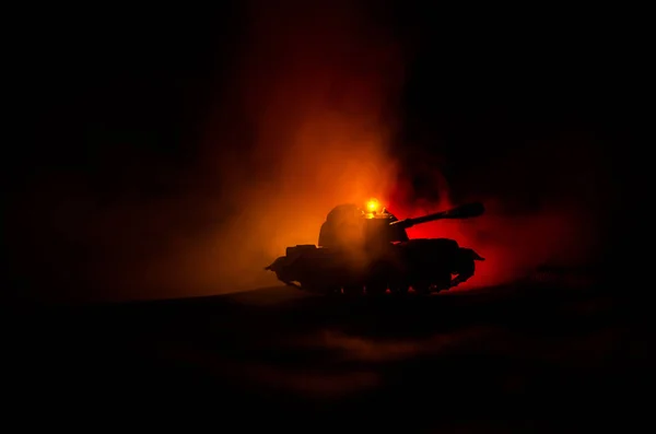 Conceito de Guerra. Silhuetas militares lutando cena no fundo do céu de nevoeiro de guerra, tanque alemão em ação Abaixo do horizonte nublado À noite. Cena de ataque. Veículos blindados . — Fotografia de Stock