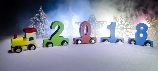 2018 рік щасливий новий рік, дерев'яний іграшковий поїзд, що перевозить номери 2018 року на снігу. Іграшковий потяг з 2018 року. Копіювати простір. Різдвяний декор. Вибірковий фокус — стокове фото