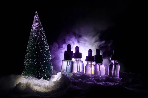 Ηλεκτρονικό τσιγάρο με vape υγρά και διακοσμήσεις Χριστουγέννων σε φόντο φώτα bokeh — Φωτογραφία Αρχείου