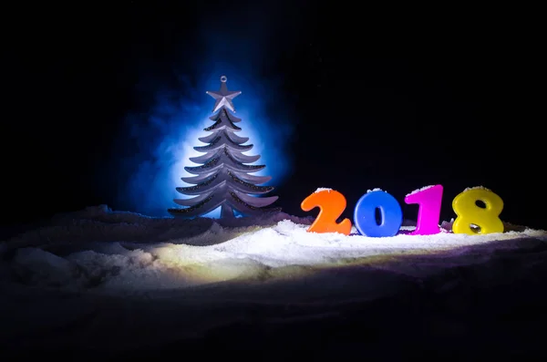 New Years Eve γιορτή υπόβαθρο με το νέο έτος στοιχεία ή σύμβολα. Διακόσμηση για ευχετήρια κάρτα. Ευτυχισμένος ο καινούριος χρόνος. Με σκούρο φόντο — Φωτογραφία Αρχείου