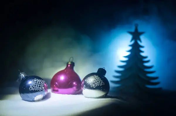 Χριστούγεννα παιχνίδια στο διακοσμητικό έλατο στο χιόνι. Κάνοντας ένα χριστουγεννιάτικο δέντρο στο τραπέζι. Κενός χώρος. — Φωτογραφία Αρχείου