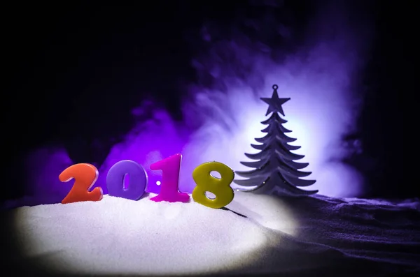 Silvesterfeier Hintergrund mit Neujahrselementen oder -symbolen. Dekoration für Grußkarte. Frohes neues Jahr. mit dunklem Hintergrund — Stockfoto