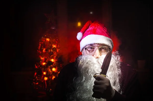 Horror Santa Claus toont zijn mes, slechte boos Santa Claus moordenaar bedreigen met een mes — Stockfoto