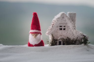 Mutlu Noel baba bebek ağaç ve kar ile Noel zamanında. Açık arka plan bulanık. Noel Baba ve mutlu Noeller modeli şekil oyuncak ufuk doğa arka plan arkasında