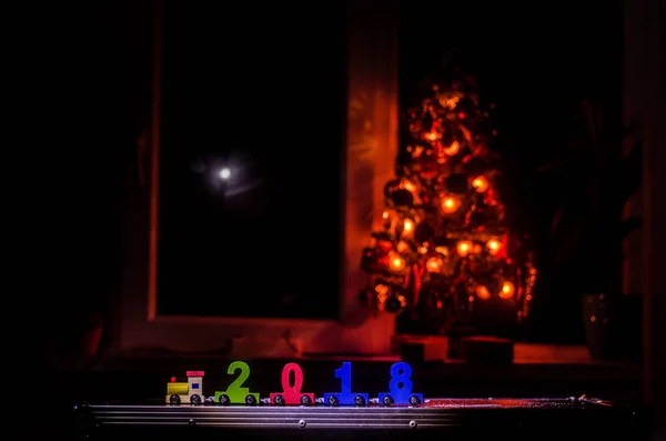 2018 С Новым годом, деревянный игрушечный поезд с номерами 2018 года на снегу. Поезд игрушек с 2018 года. Принято. Рождественское украшение. Селективный фокус — стоковое фото