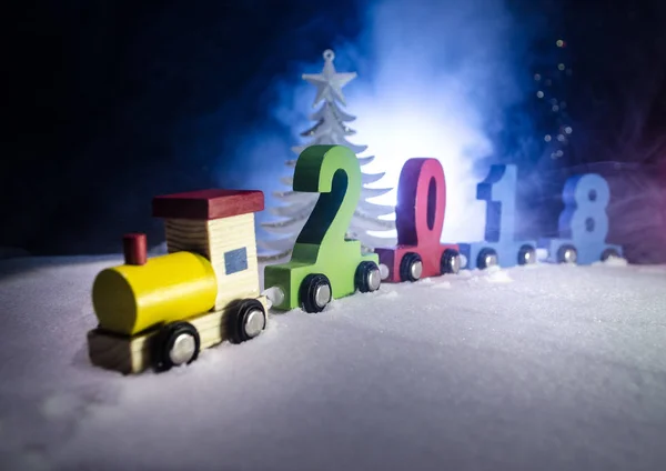 2018 feliz ano novo, trem de brinquedo de madeira carregando números de 2018 ano na neve. Trem de brinquedo com 2018. Espaço para cópia. Decoração de Natal. Foco seletivo — Fotografia de Stock