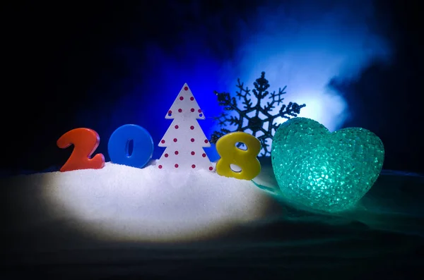 Новогодний праздник фон с новогодними элементами или символами. Украшение для поздравительной открытки. С Новым годом. На тёмном фоне — стоковое фото