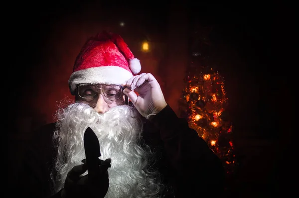 Horror Santa Claus pokazuje jego nóż, zły zły Mikołaj killer grożenie nożem — Zdjęcie stockowe
