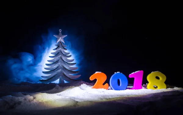 Новогодний праздник фон с новогодними элементами или символами. Украшение для поздравительной открытки. С Новым годом. На тёмном фоне — стоковое фото