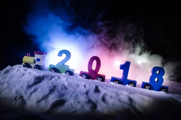 2018 gott nytt år, träleksak tåg redovisade siffror 2018 år på snö. Leksakståg med 2018. Kopiera utrymme. Juldekoration. Selektivt fokus — Stockfoto