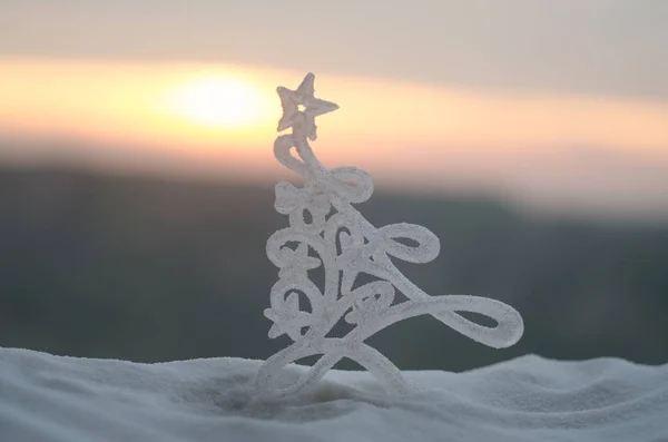 Sfondo natalizio con abeti innevati. L'albero di Natale coperto di neve si staglia brillantemente sullo sfondo della natura offuscata. All'aperto — Foto Stock