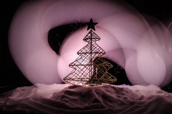 Χριστουγεννιάτικο φόντο με το χιονισμένο έλατο. Χιόνι κάλυψε χριστουγεννιάτικο δέντρο ξεχωρίζει έντονα ενάντια τις σκοτεινές αποχρώσεις του κόκκινου αυτής της σκηνής χιόνι που καλύπτει. Τονισμένο σκούρο φόντο — Φωτογραφία Αρχείου