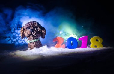 Yeni yıl arifesinde kutlama yeni yıl öğeleri veya sembolleri ile arka plan. Dekorasyon için tebrik kartı. Yeni Yılınız Kutlu Olsun. İle koyu arka plan