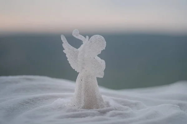 Christmas ängel glas xmas figur och glas fir tree, julgran, docorative element på mörk bakgrund. Jul dekoration ängel xmas koncept — Stockfoto