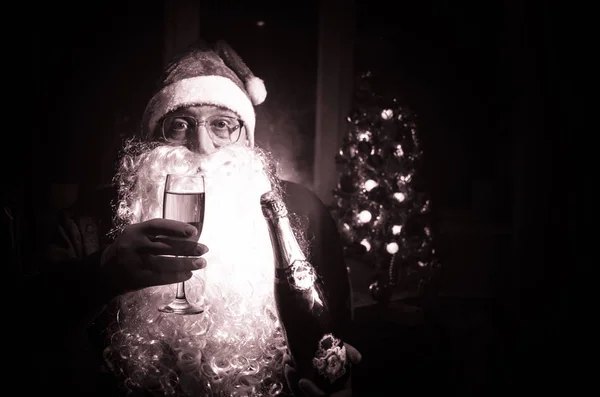 Le Père Noël trinquant avec une coupe de champagne (bouteille), le Père Noël avec une coupe de champagne célébrant et souriant — Photo