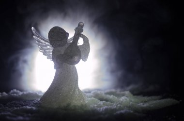 Noel meleği cam xmas şekil ve cam köknar ağacı, yılbaşı ağacı, koyu arka plan üzerinde docorative öğeleri. Noel dekorasyon melek xmas kavramı. Seçici odak