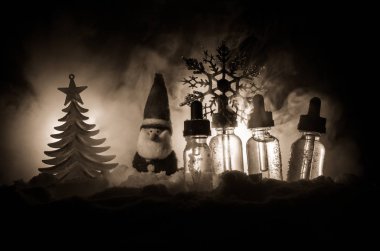 Elektronik sigara vape sıvılar ve Noel süsleri yılbaşı özellikleri veya semboller bokeh ışıklar zemin üzerine. Seçici odak